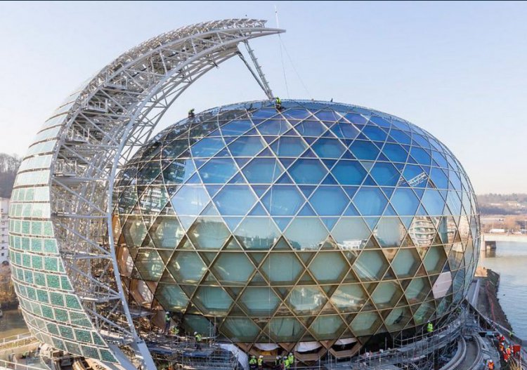 Premire visite de la Seine Musicale en prsence de Shigeru Ban.